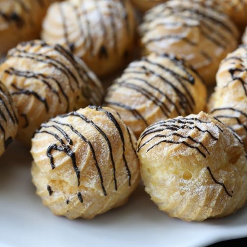 Bánh su kem với lớp vỏ pastry giòn giòn bên ngoài.