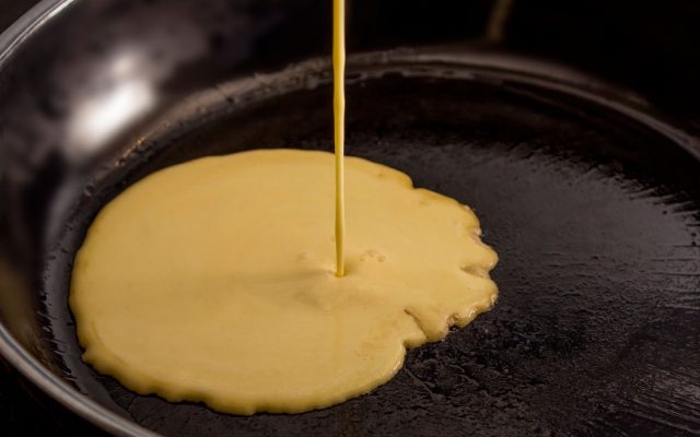 Áp chảo bánh pancake trên lửa nhỏ đến khi vàng đều hai mặt.