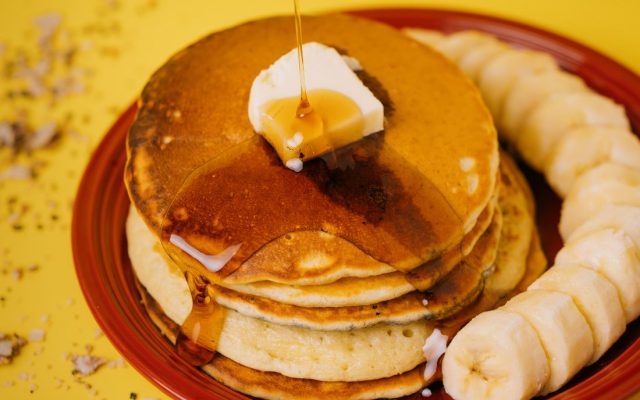Bánh pancake có thể ăn kèm mật ong để tăng thêm hương vị.