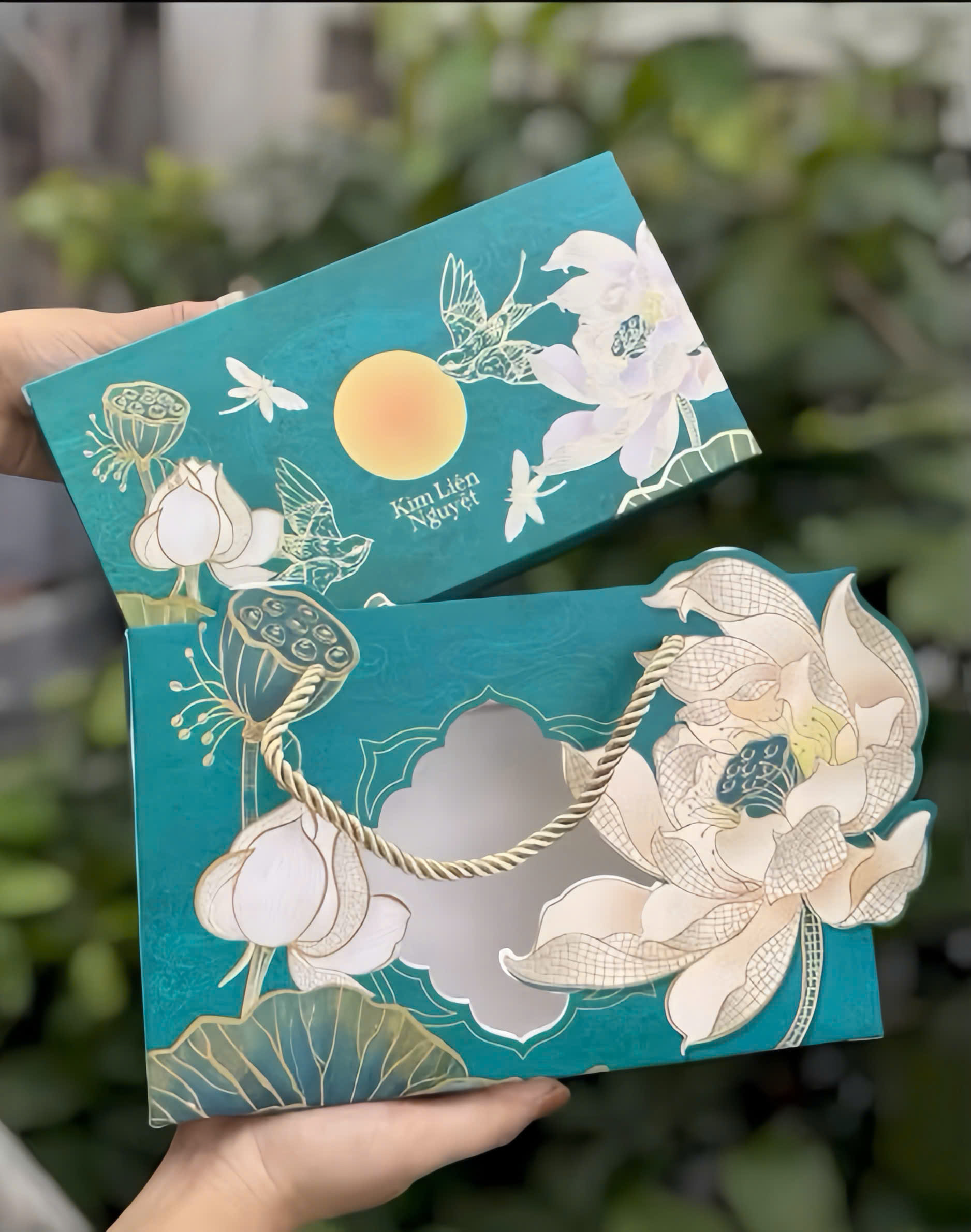 2aOboQxuRqGiFh8GxWf4UoWFWVwX8TOmXBBYjg36 Hộp Trung Thu 2 Bánh Nguyệt Liên Ngư - Ảnh 1
