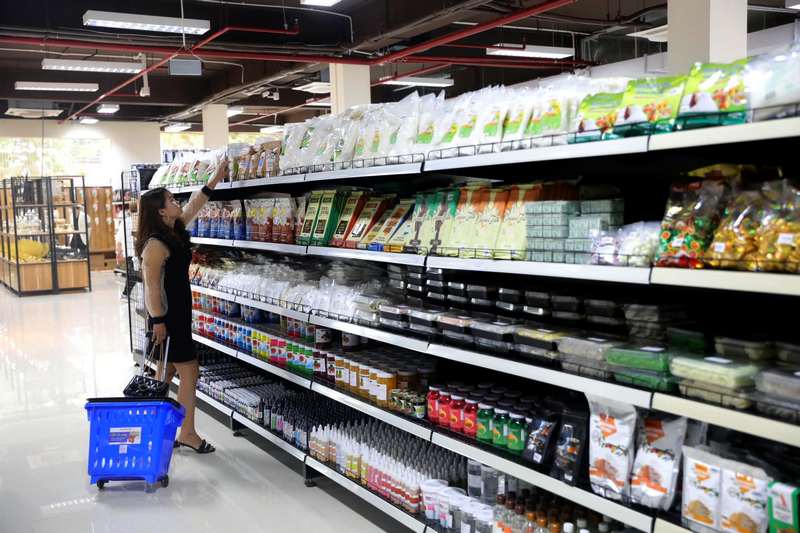 KỆ TRƯNG BÀY ĐẦY ĐỦ KHUÔN VÀ NGUYÊN LIỆU LÀM BÁNH TẠI CỬA HÀNG CHÍNH