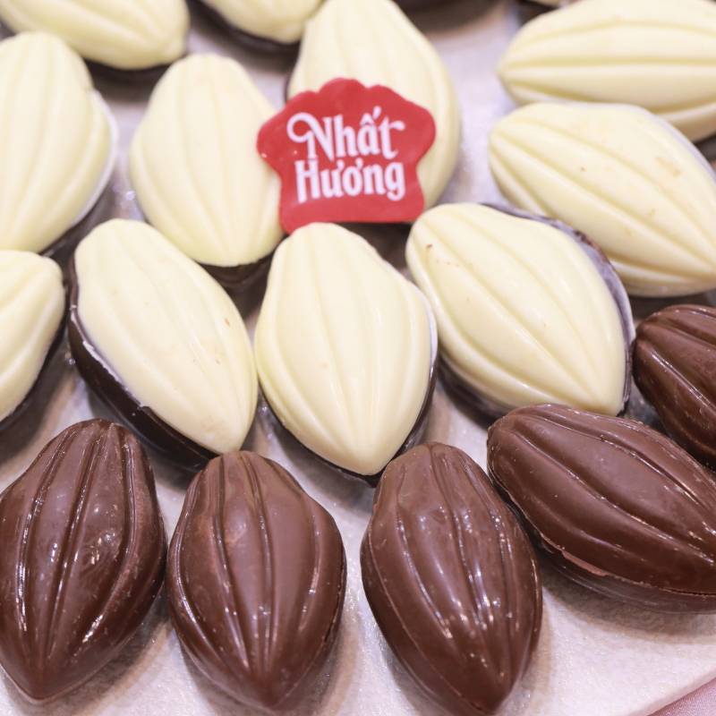 so-co-la-decor-qua-cacao-2 Sô Cô La Compound Trắng Và Sữa Hình Quả Cacao FAN-L01-MIX2 Cacao Talk (360 g) - Ảnh 3